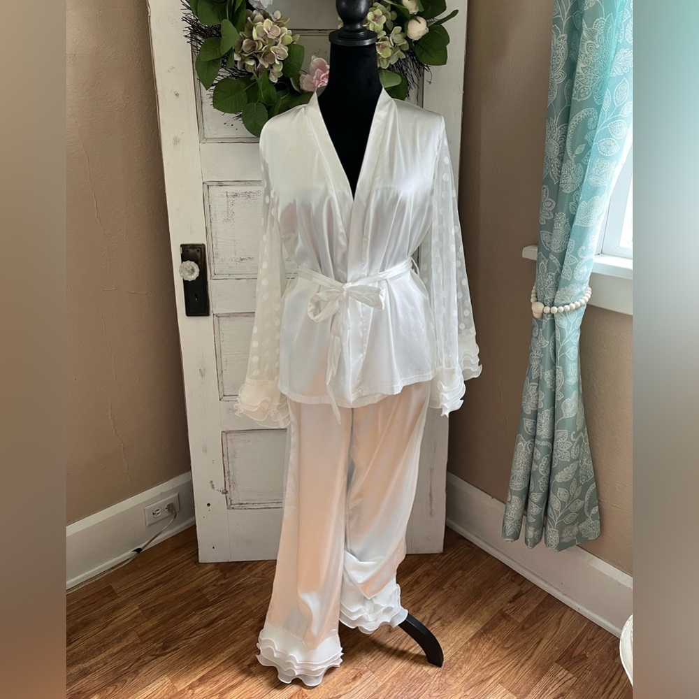 Elegant White ruffled trim and polka dot Women's Sleepwear Set. Size Medium NWOT
